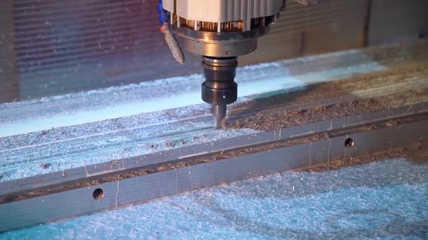 processus de travail de la fraiseuse à l'usine 