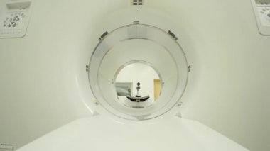 Modern MRI makinesi taraması ve tıbbi tedavi 