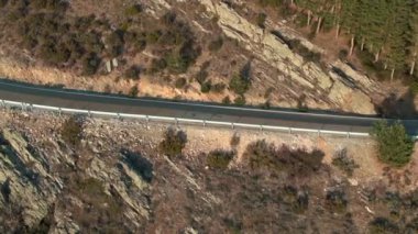 Spor araç dağ yolunda tek başına gidiyor.