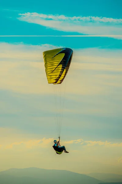 Paragliden Met Zonsondergang Lucht Wolken — Stockfoto