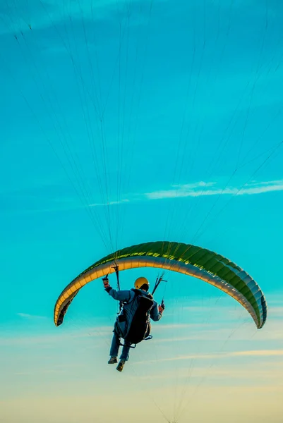 Paragliden Met Zonsondergang Lucht Wolken — Stockfoto