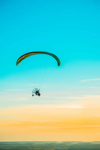Paragliden Met Zonsondergang Lucht Wolken — Stockfoto