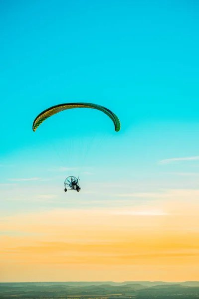 Gün Batımında Gökyüzü Bulutlarla Paraşütle Atlayan — Stok fotoğraf