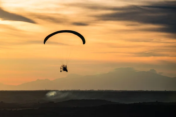 Paragliden Met Zonsondergang Lucht Wolken — Stockfoto