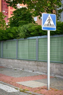Yasak, dur ya da dikkat göstergesi olan trafik işareti