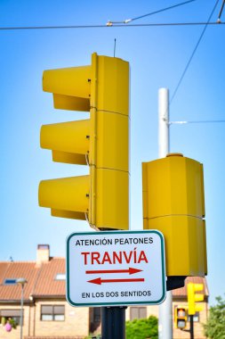 Gökyüzü arkaplanı ve bulutlu trafik ışığı