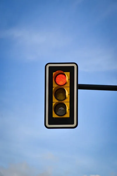 Trafik ışığı, gökyüzü arkaplanı, bulutlar, kırmızı faz