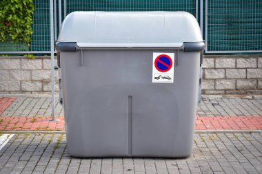 Kamu yollarındaki çöpler için plastik konteynır