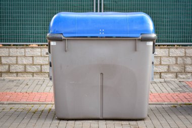 Kamu yollarındaki çöpler için plastik konteynır