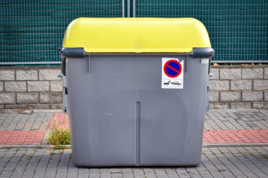 Kamu yollarındaki çöpler için plastik konteynır