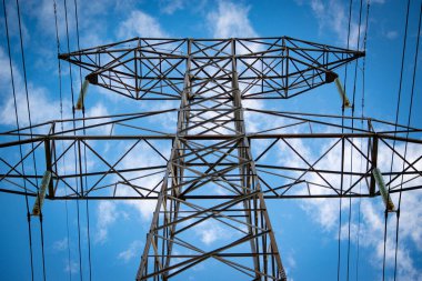 Transformatörlü yüksek voltajlı elektrik direkleri