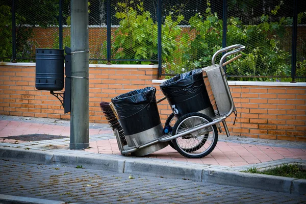 Veegwagen Met Bezem Staande Stoep — Stockfoto