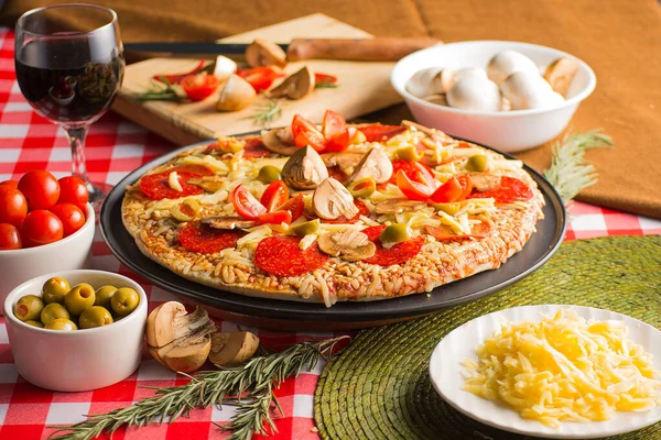 Yemek, pizza, mantar ve pepperoni.