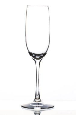 Cam eşyalar, beyaz arka planda cam bardak.