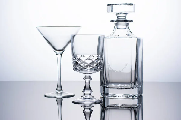 Kristal bardaklar ve bir şişe