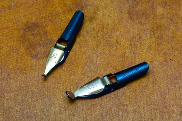 Nibs, el yazısı ve el yazısı için titreşimler.