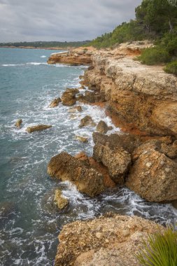 Uçurum kıyısı bayramlarda bitki örtüsüyle dalgalanır