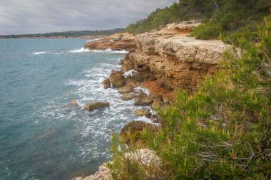 Uçurum kıyısı bayramlarda bitki örtüsüyle dalgalanır