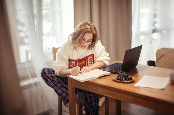 Gadis Meja Kerja Rumah Dalam Pakaian Rumah Menulis Dalam Notebook Stok Foto Bebas Royalti