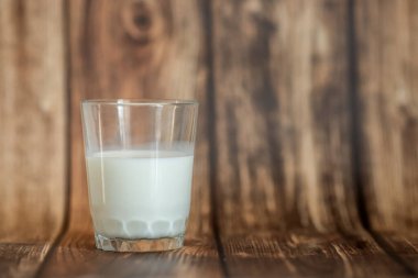 süt şişesi, bir bardak süt.