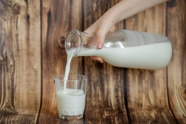 süt şişesi, bir bardak süt.