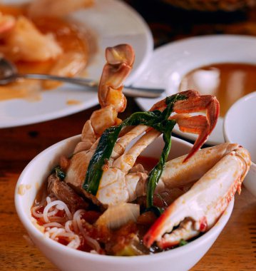 Yengeç ve baharatla kaynayan bir tencerede Vietnam deniz ürünleri. 