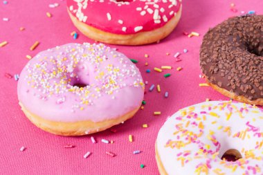 Masada çeşitli çörekler ve etrafa serpintiler.