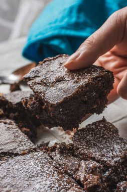 Bir parça browni aldım.