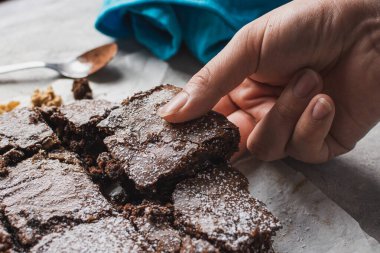 Bir parça browni aldım.