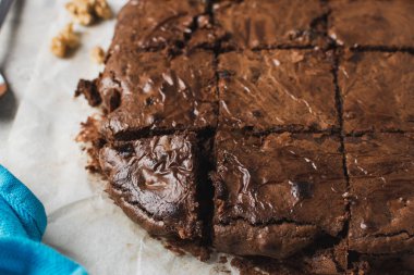 Browni beyaz arkaplanı kapat