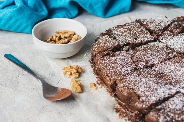 Browni beyaz arka plan, fındık, kaşık