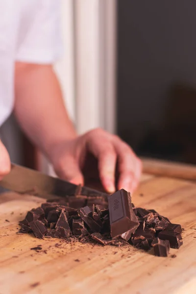 Резка Тёмного Шоколада Ножом Кухне Деревянном Столе — стоковое фото