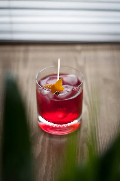 Cocktail Negroni Rosso Alla Finestra Con Una Classica Decorazione Buccia — Foto Stock