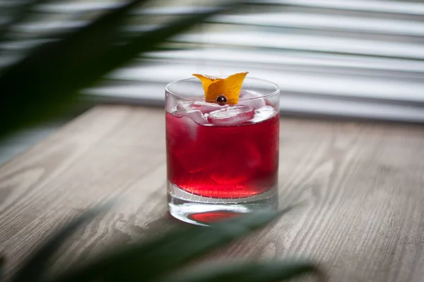 Cocktail Vermelho Negroni Junto Janela Com Uma Clássica Guarnição Casca — Fotografia de Stock