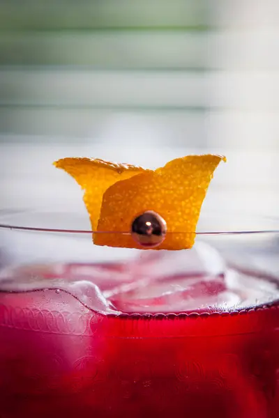 Cocktail Negroni Rosso Alla Finestra Con Una Classica Decorazione Buccia — Foto Stock