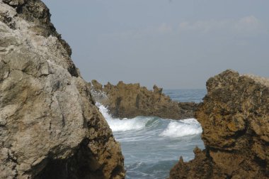 Rompiendo olas en Santander
