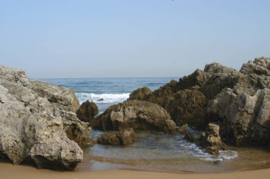 Playua 'nın sıcak köşesi kayalardan korunuyor.