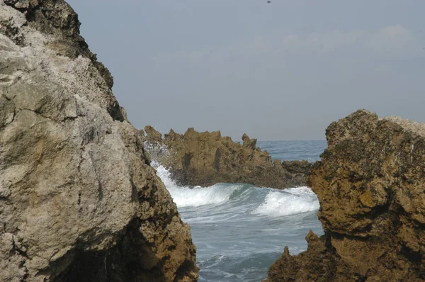 Playua 'nın sıcak köşesi kayalardan korunuyor.