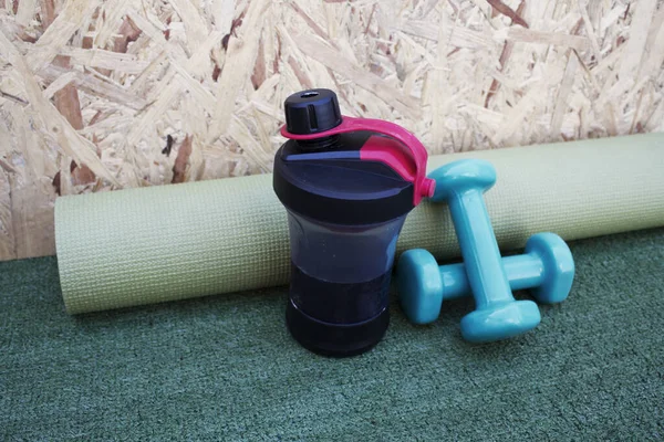 Basic Shaker Training Material Yoga Mat Toning Weights Working Out — Stock Photo, Image