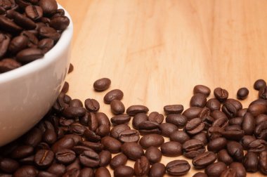 Kahve çekirdeklerini yakın çekim için ahşap vintage doğrama tahtasının üzerinde fotokopi alanı.