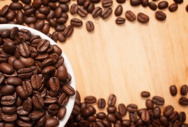 Kahve çekirdeklerini yakın çekim için ahşap vintage doğrama tahtasının üzerinde fotokopi alanı.