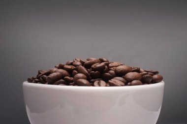 Gri arkaplanlı kahve çekirdekleri. Stüdyo çekimi..