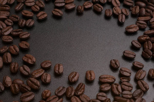 Närbild Bild Bild Kaffebönor Svart Bräda Med Kopieringsutrymme — Stockfoto