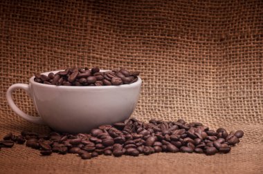 Fotokopi alanı olan eski arkaplanlı kahve çekirdeklerini yakın plan çek..