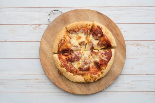 Pepperoni Pizza Wooden Chopping Board View Top — Stock Photo, Image