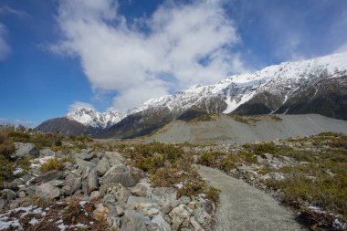 Yeni Zelanda, Cook Dağı 'ndaki Hooker Valley yürüyüş pisti..