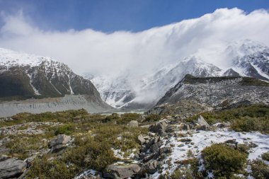 Yeni Zelanda, Cook Dağı 'ndaki Hooker Valley yürüyüş pisti..