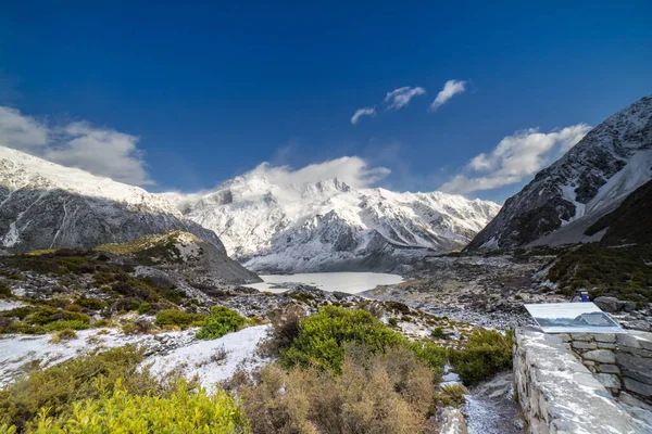 Amazing View Mount Cook New Zealand Close Shot Grass Covered — Stock Photo, Image
