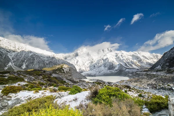 Niesamowity Widok Mount Cook Nowa Zelandia Zbliżenie Strzał Trawie Pokryte — Zdjęcie stockowe