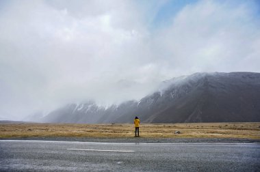 Kar dağlarında yürüyüş yapan bir adam. Arkadan bak..